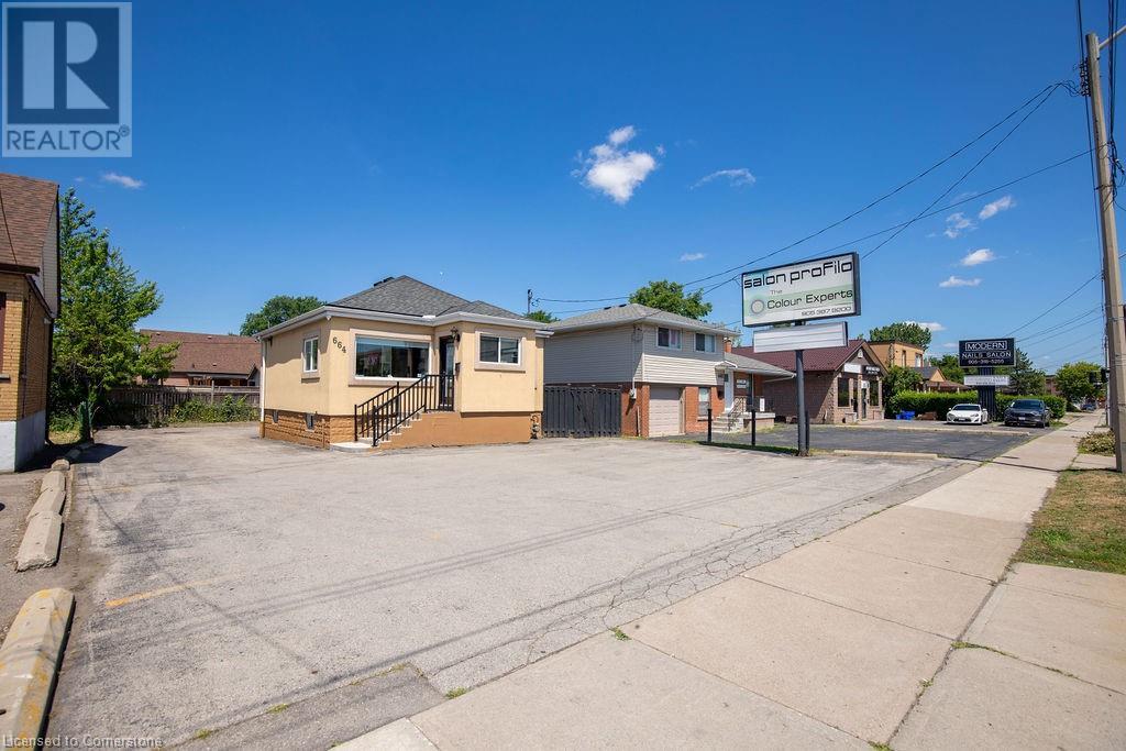 664 Upper James Street Property Photo 4