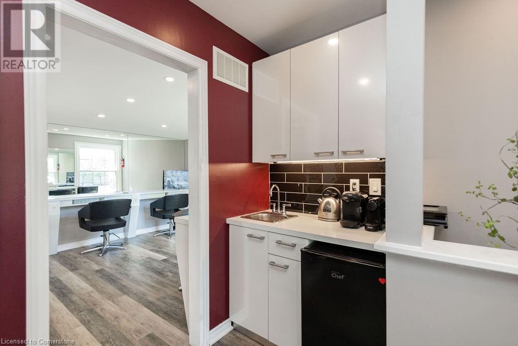 664 Upper James Street Property Photo 15