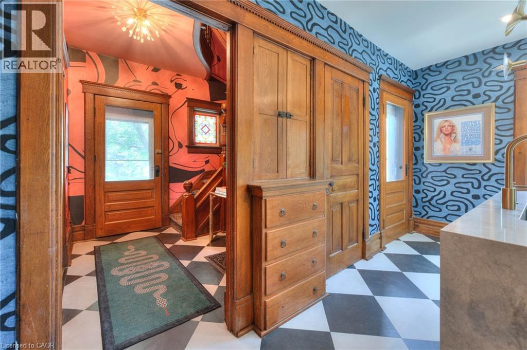 26 Arthur Street N Property Photo 8