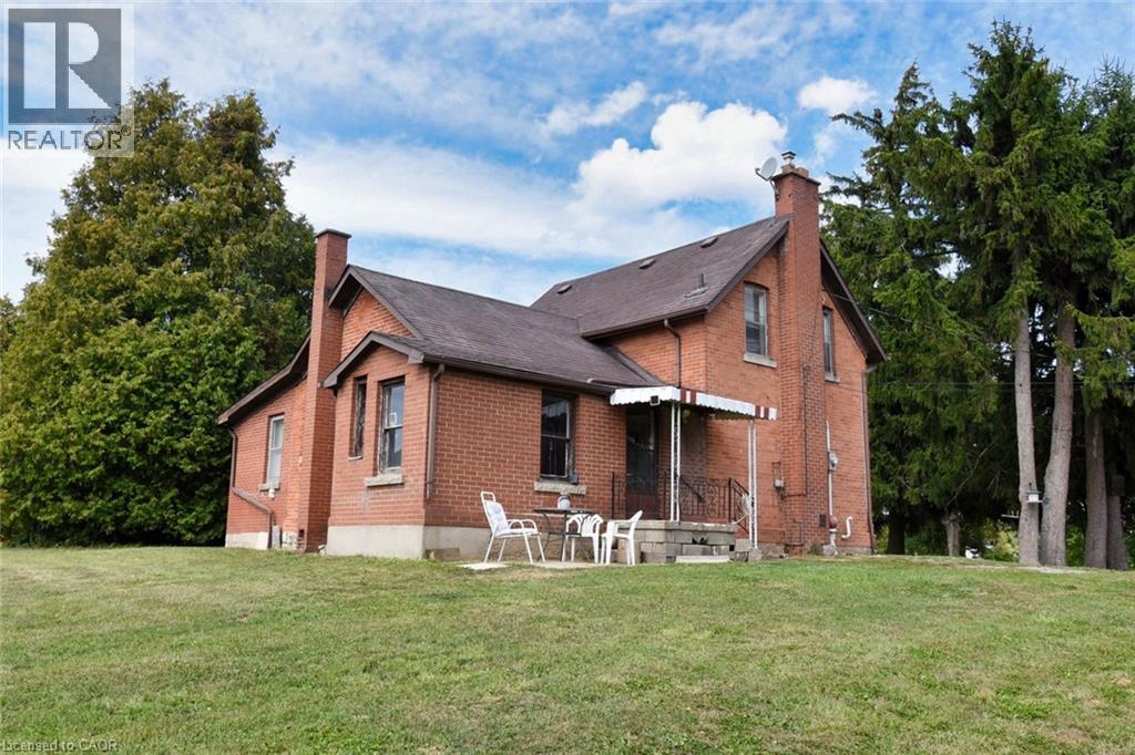 8125 Dickenson Road E Property Photo 4