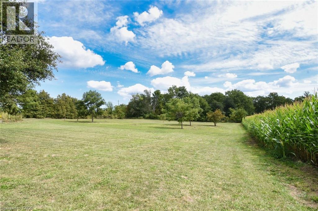 8125 Dickenson Road E Property Photo 18