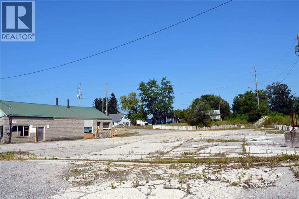 458 Queensway W Property Photo 2