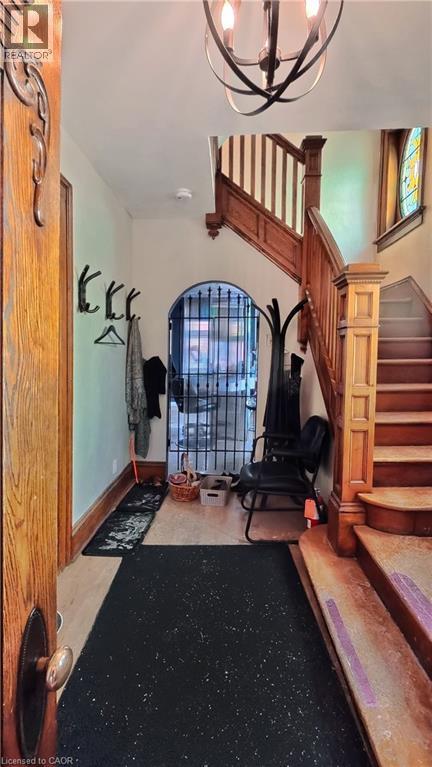 429 S Queen Street S Property Photo 5