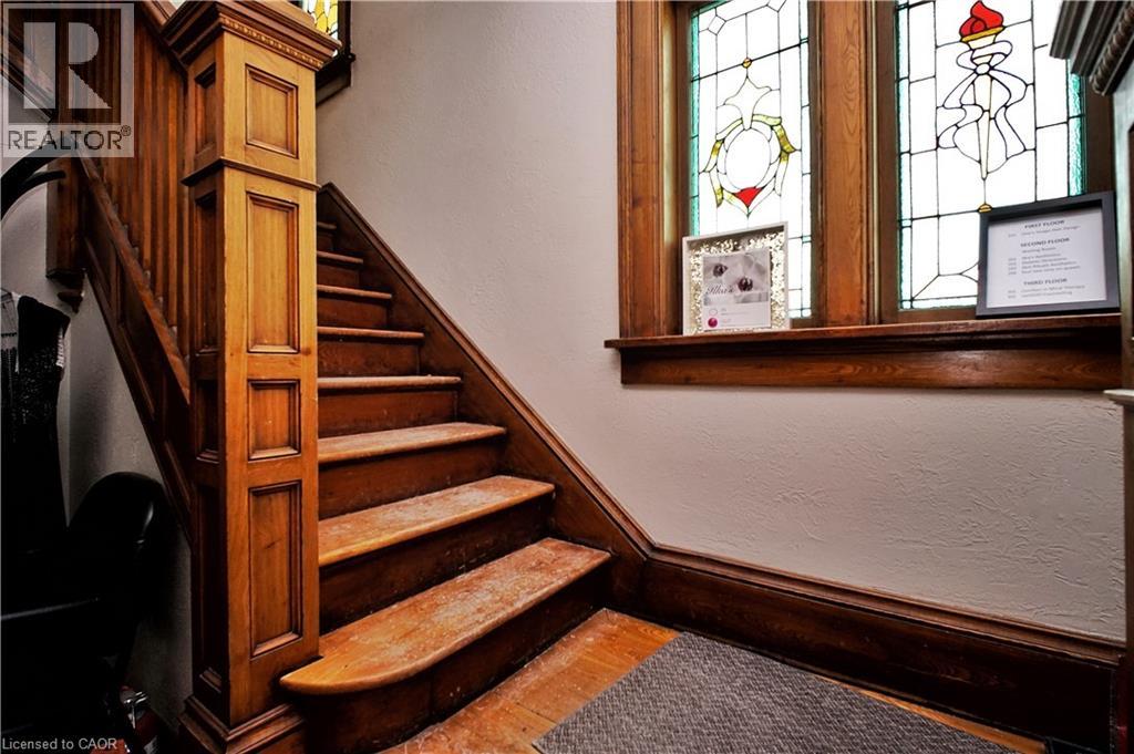 429 S Queen Street S Property Photo 6