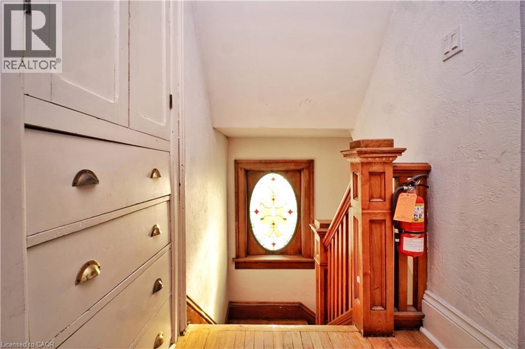 429 S Queen Street S Property Photo 7