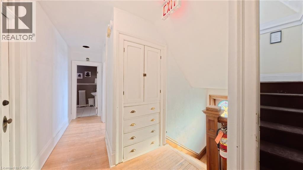429 S Queen Street S Property Photo 8