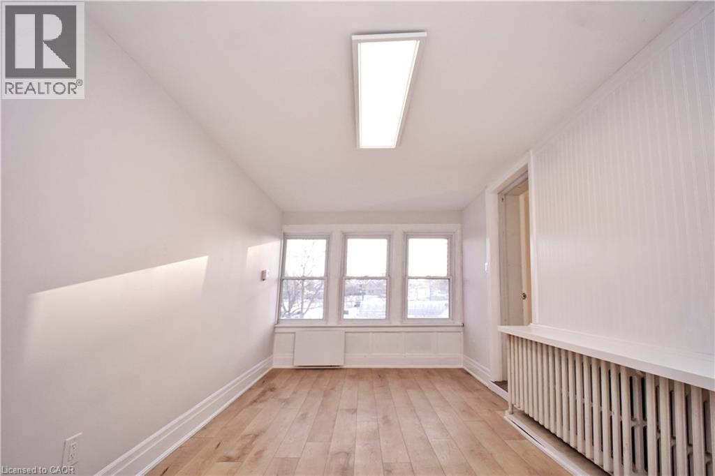 429 S Queen Street S Property Photo 11