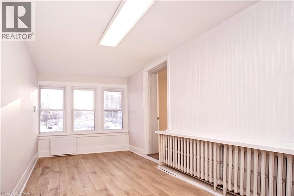 429 S Queen Street S Property Photo 12
