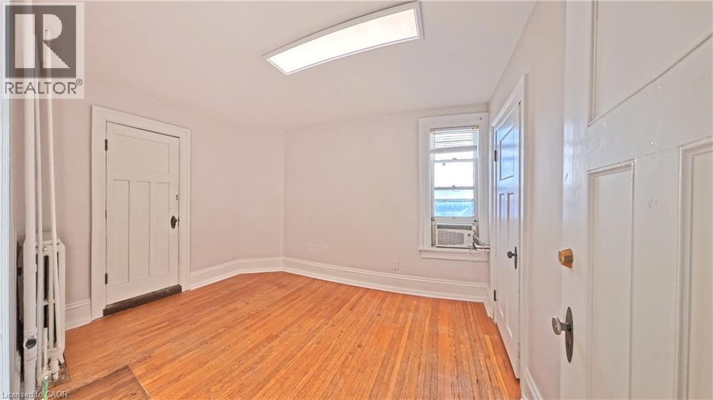 429 S Queen Street S Property Photo 13