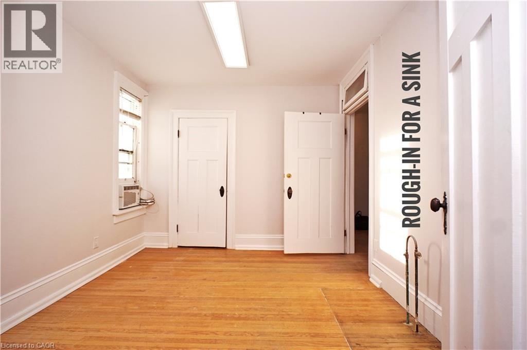 429 S Queen Street S Property Photo 14