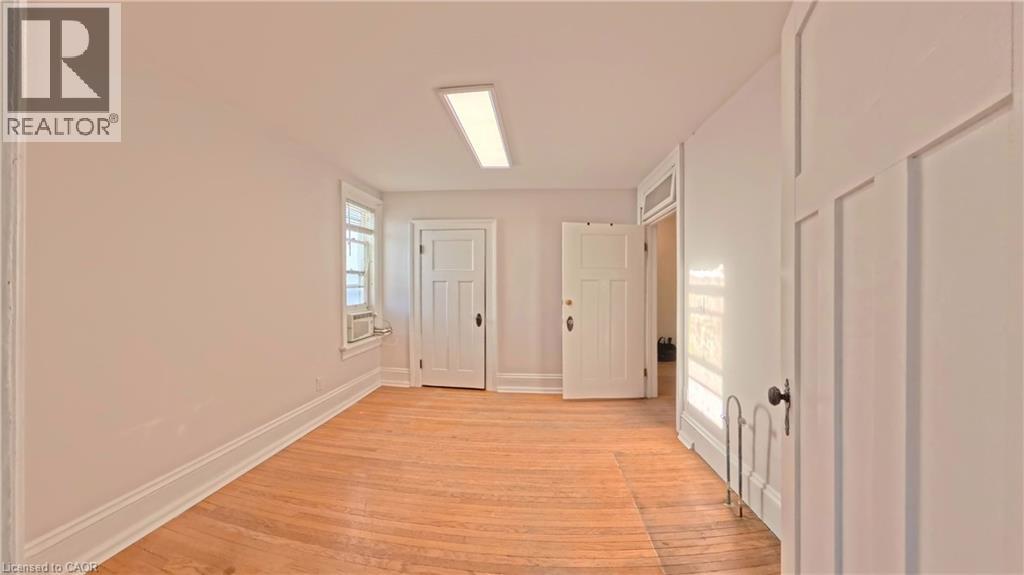 429 S Queen Street S Property Photo 16