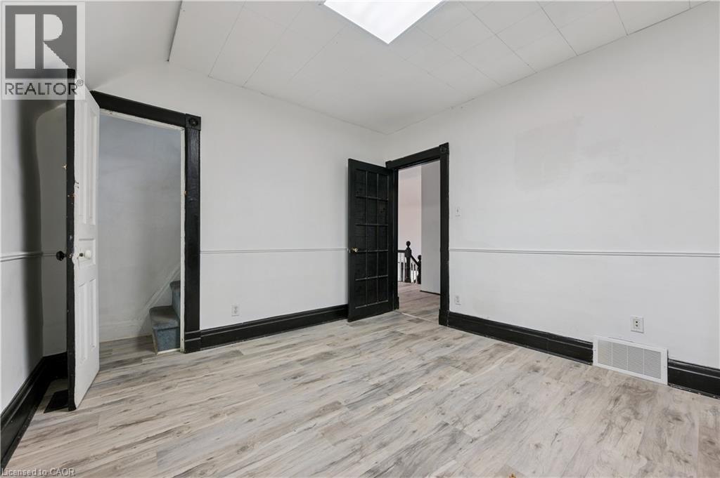 496 E King Street E Property Photo 10