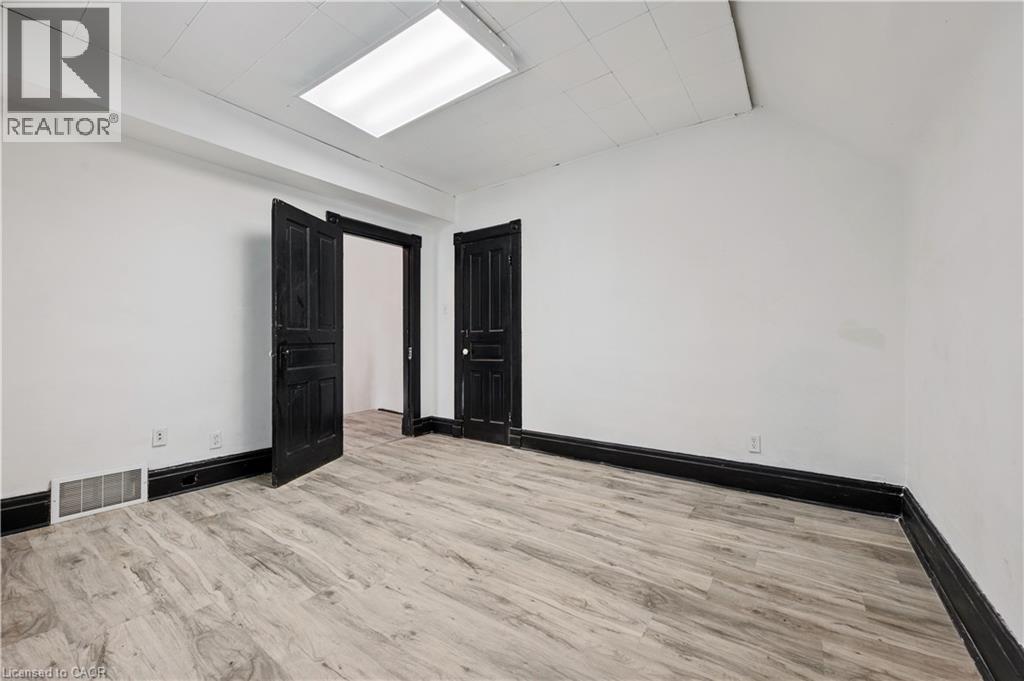 496 E King Street E Property Photo 11