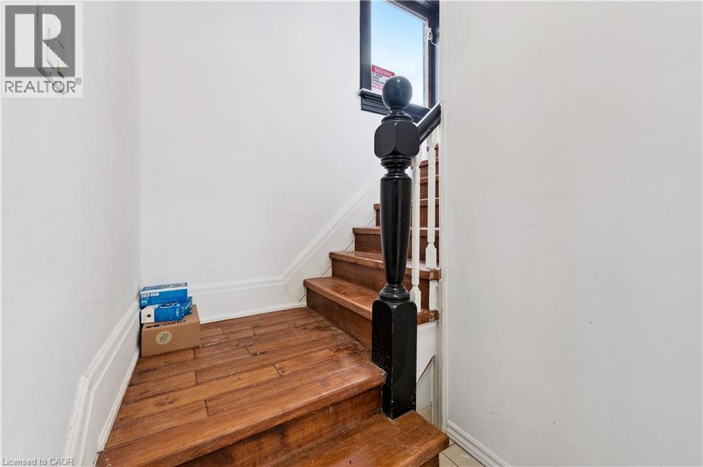 496 King Street E Property Photo 9
