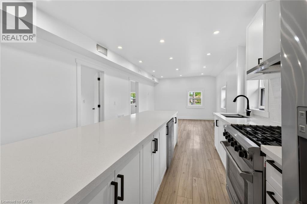 27 Cayuga Street N Property Photo 7