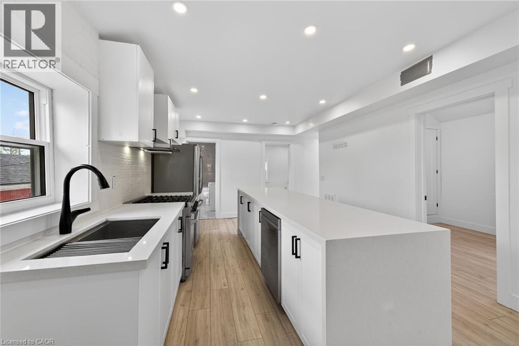 27 Cayuga Street N Property Photo 10