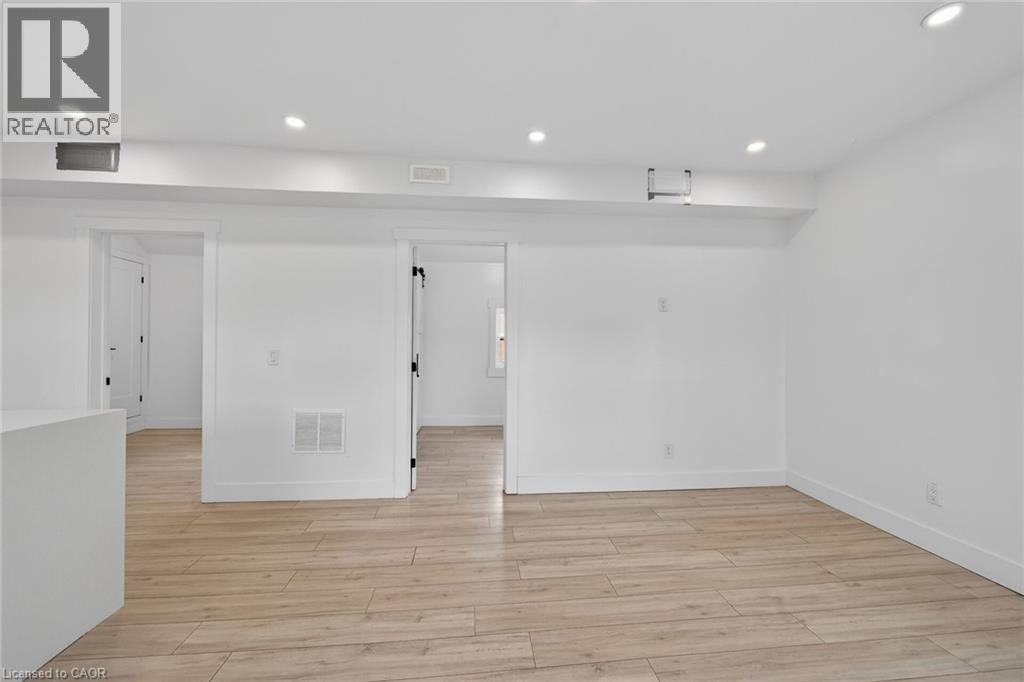 27 Cayuga Street N Property Photo 15