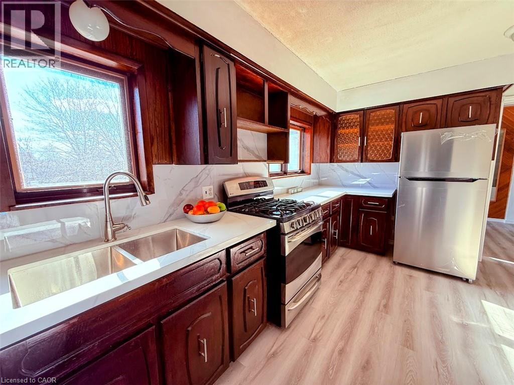 374 Victoria Road N Property Photo 16