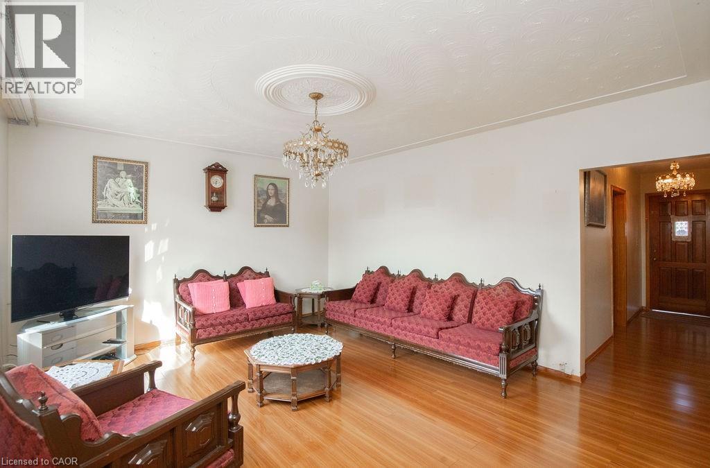 91 Pearl Street N Property Photo 4