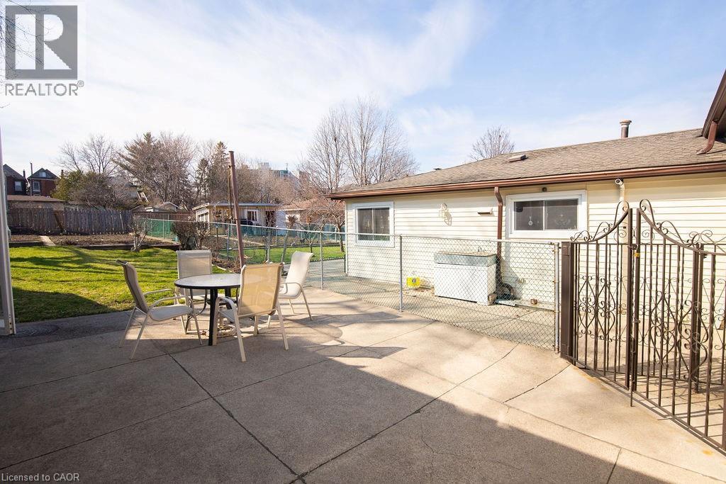 91 Pearl Street N Property Photo 12
