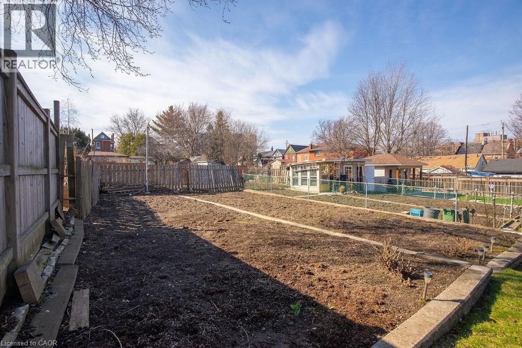 91 Pearl Street N Property Photo 15