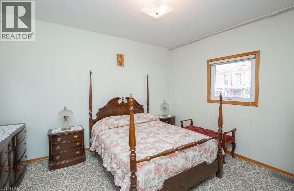 91 Pearl Street N Property Photo 18