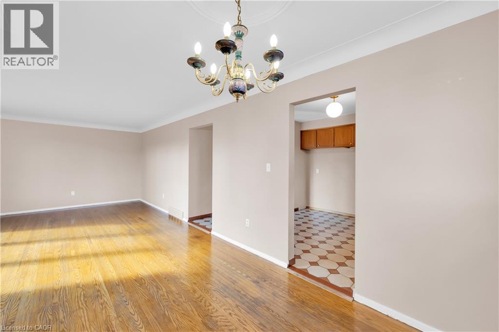 112 Purdy Crescent Property Photo 4