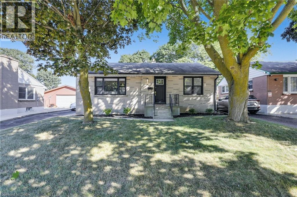 18 TWEEDSMUIR Avenue