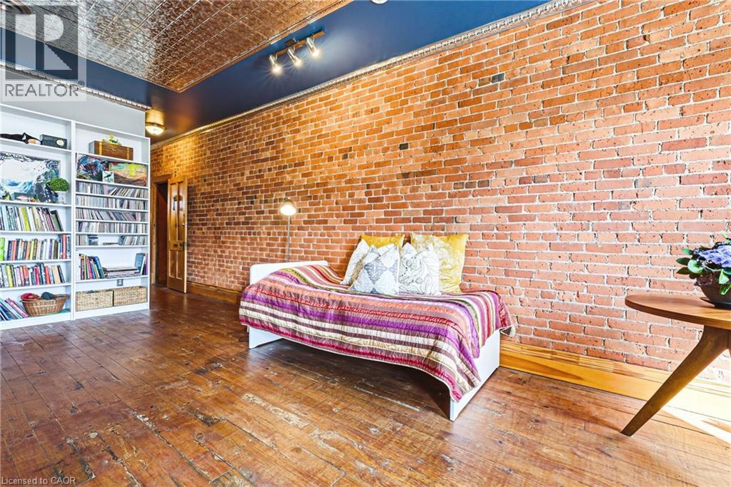 593 & 595 E King Street E Property Photo 17