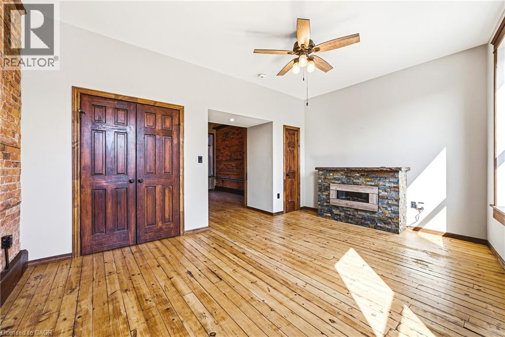593 & 595 E King Street E Property Photo 33
