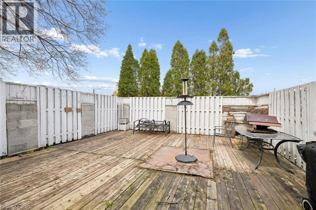 64 Francis Street N Property Photo 33