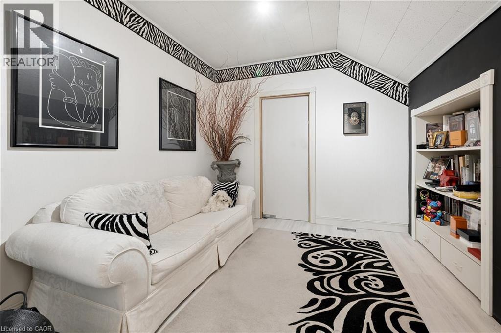 64 Francis Street N Property Photo 23