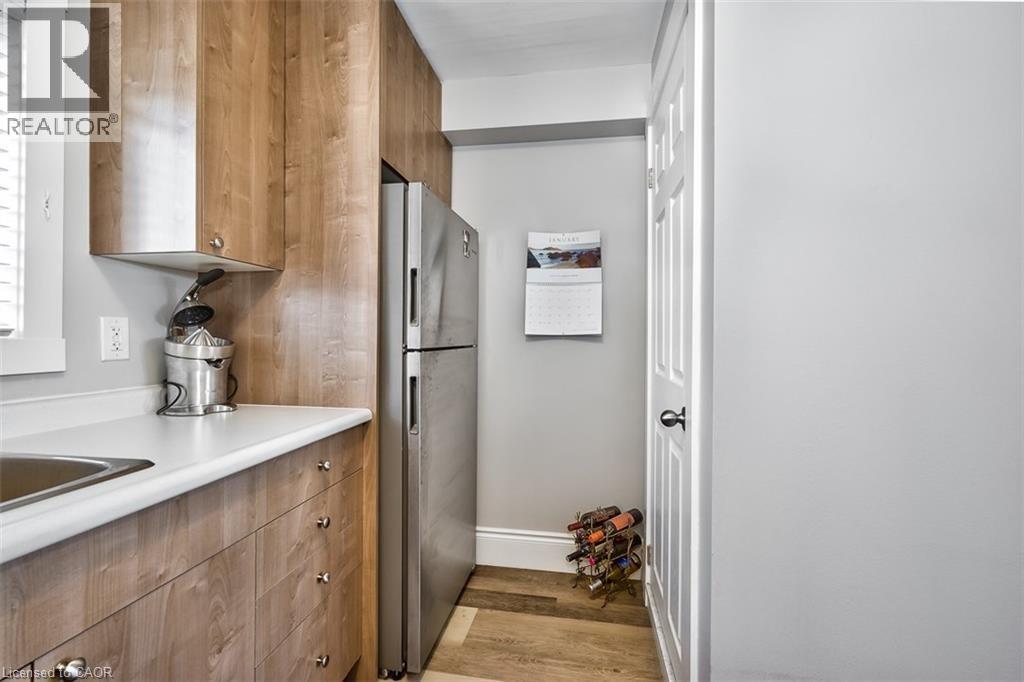 144 Ottawa Street S Property Photo 4