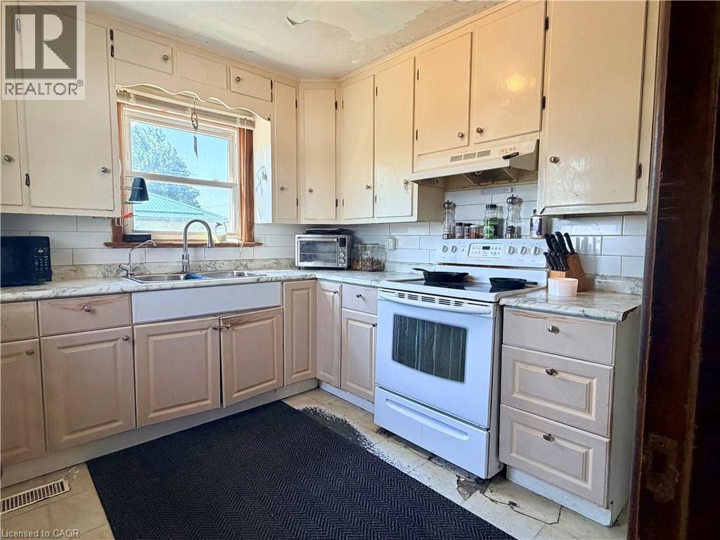 23 Erie Avenue S Property Photo 8