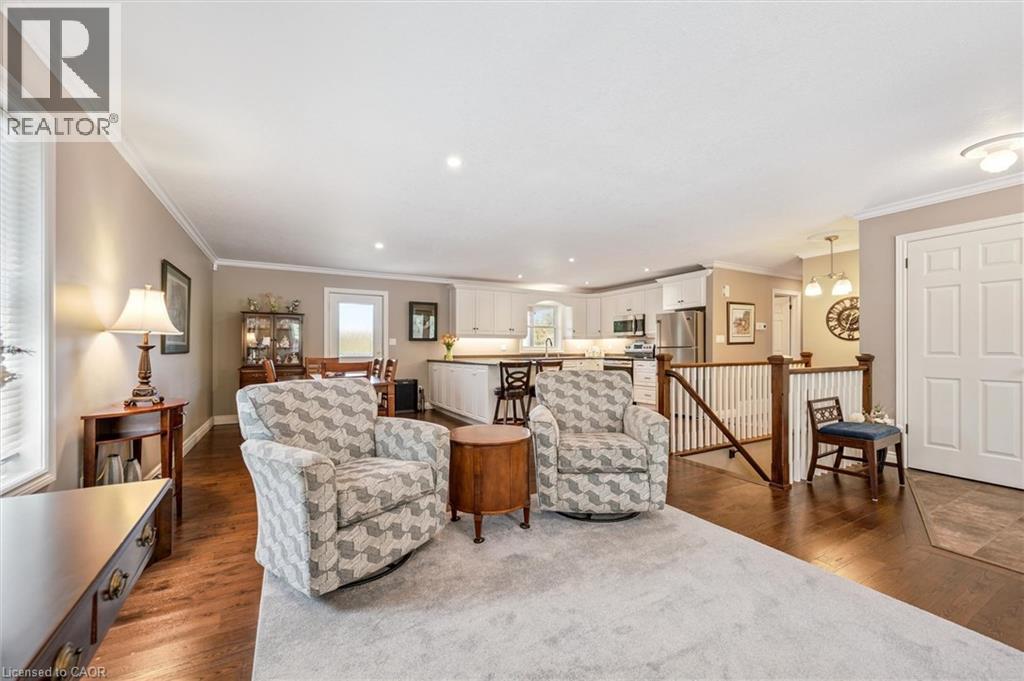 495190 Traverston Road Property Photo 4