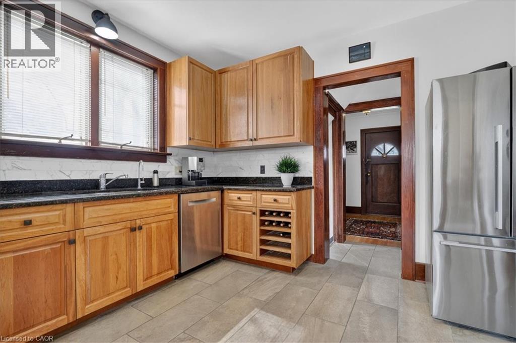 859 Queen's Boulevard Property Photo 6