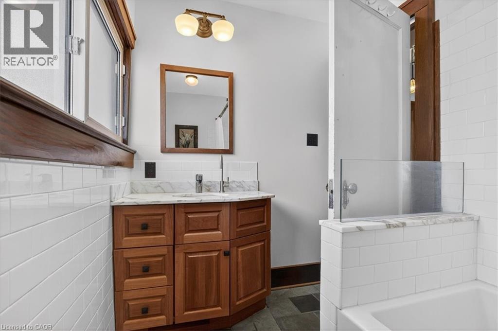 859 Queen's Boulevard Property Photo 14