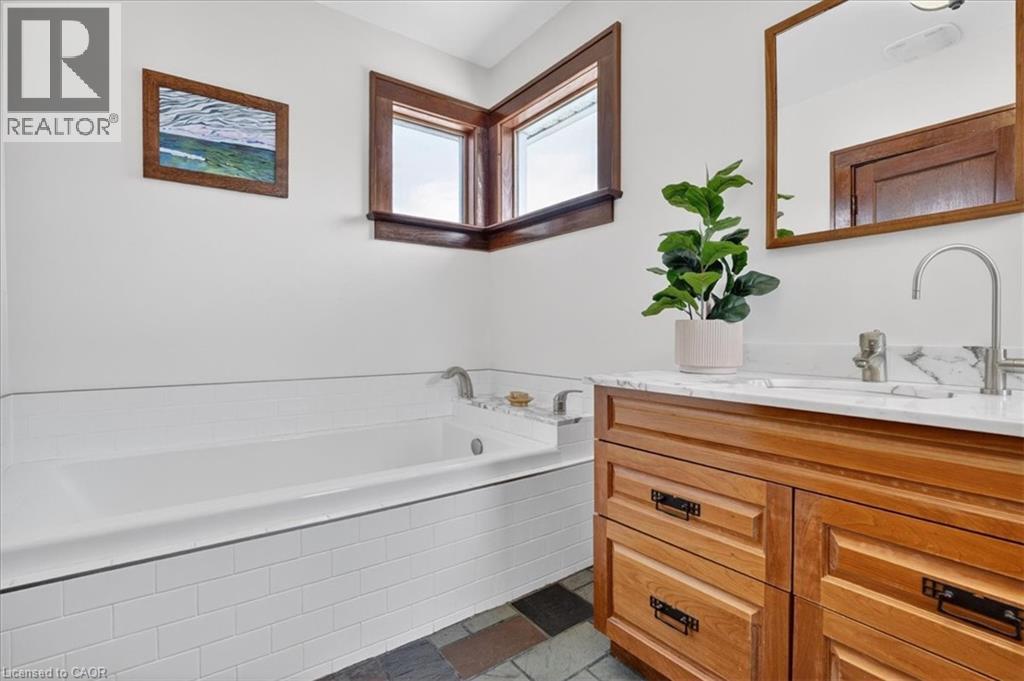 859 Queen's Boulevard Property Photo 18