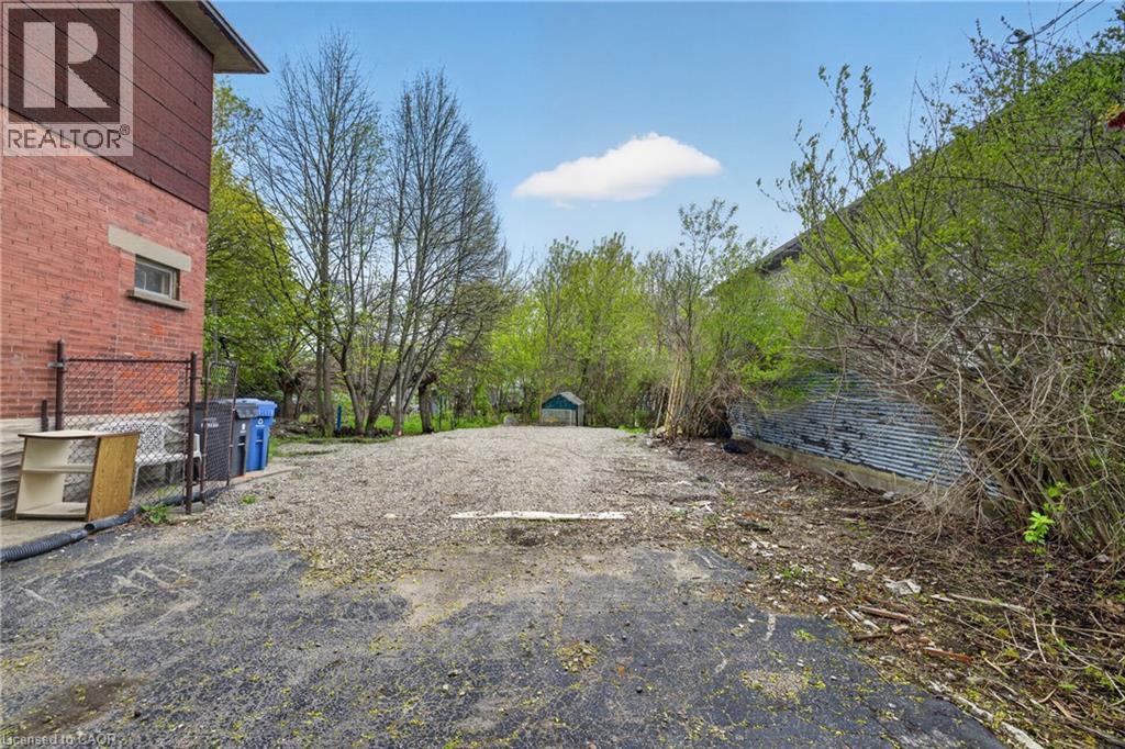 121 Elizabeth Street Property Photo 9