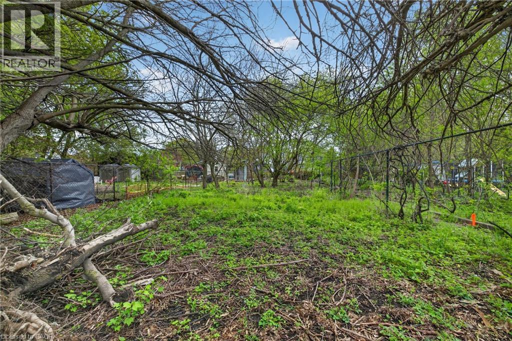 121 Elizabeth Street Property Photo 17