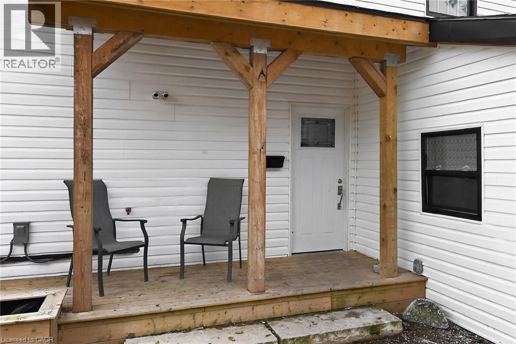27 Cayuga Street N Property Photo 3