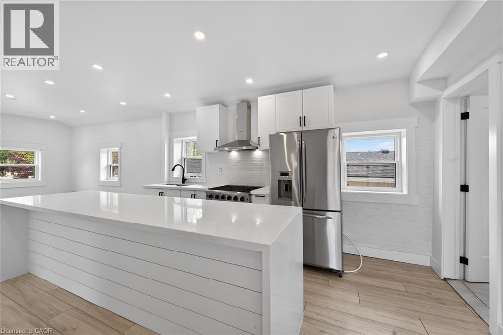 27 Cayuga Street N Property Photo 6