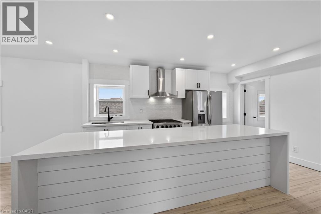 27 Cayuga Street N Property Photo 8