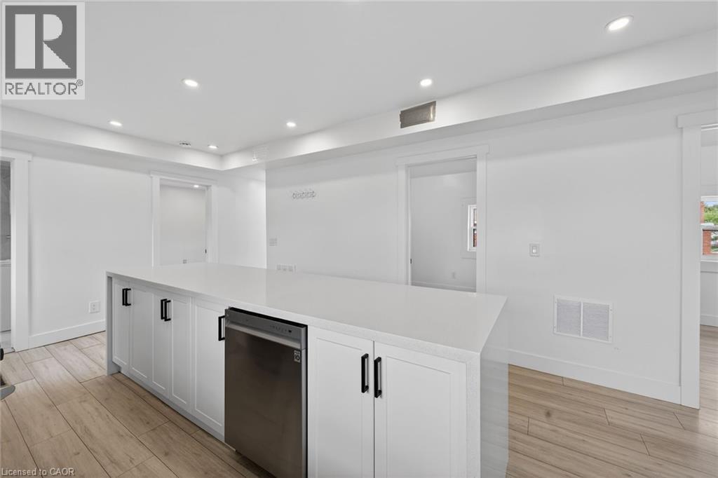 27 Cayuga Street N Property Photo 11