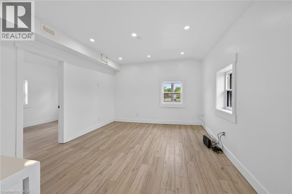 27 Cayuga Street N Property Photo 12