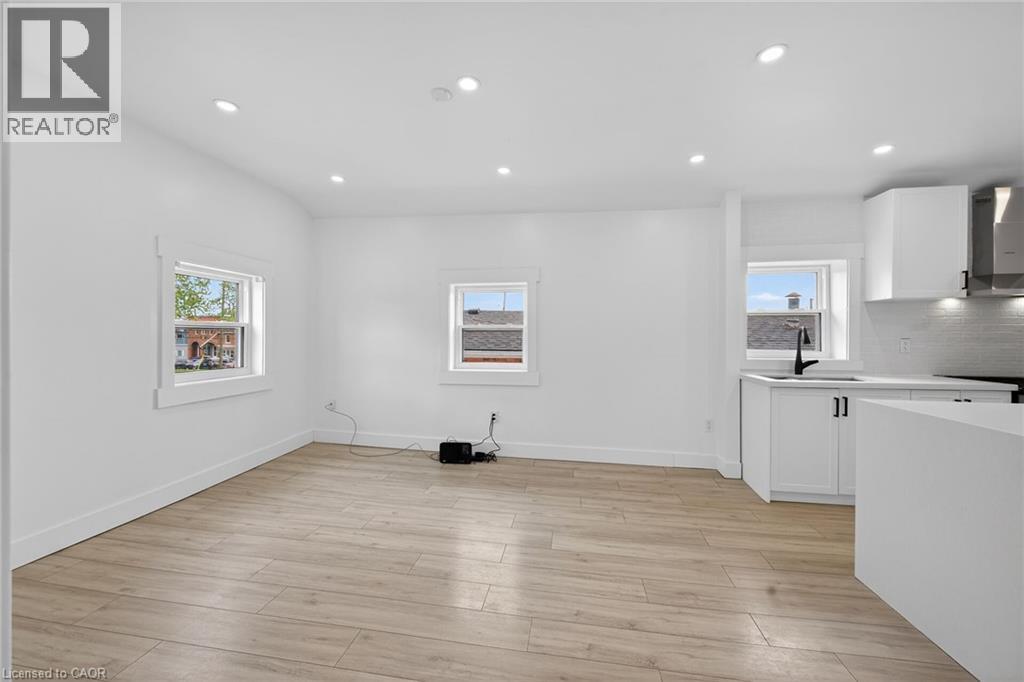 27 Cayuga Street N Property Photo 13