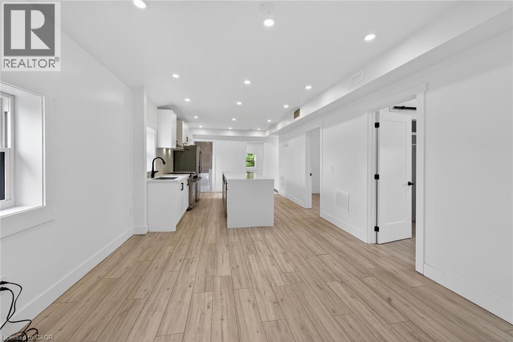 27 Cayuga Street N Property Photo 14