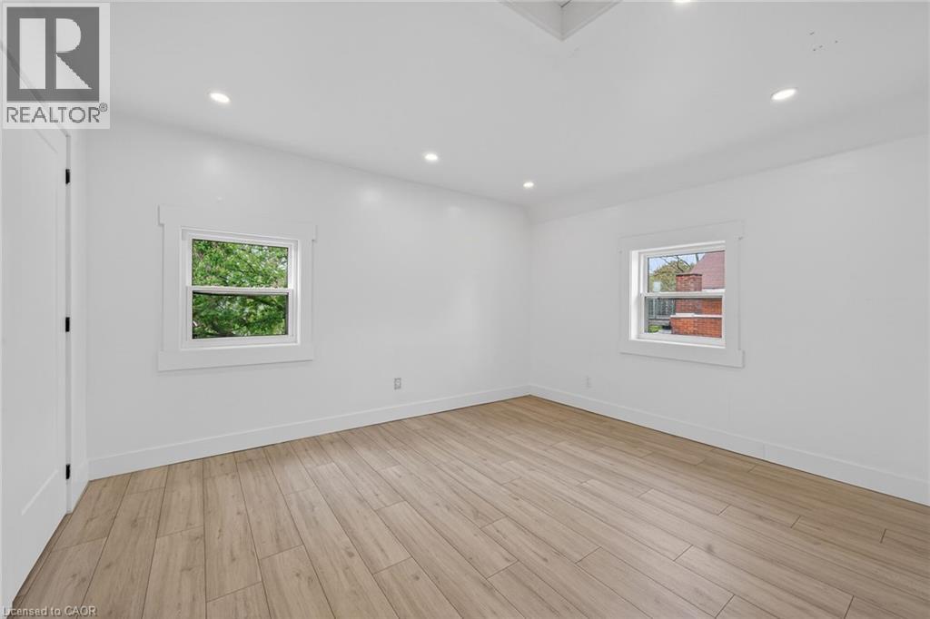 27 Cayuga Street N Property Photo 20