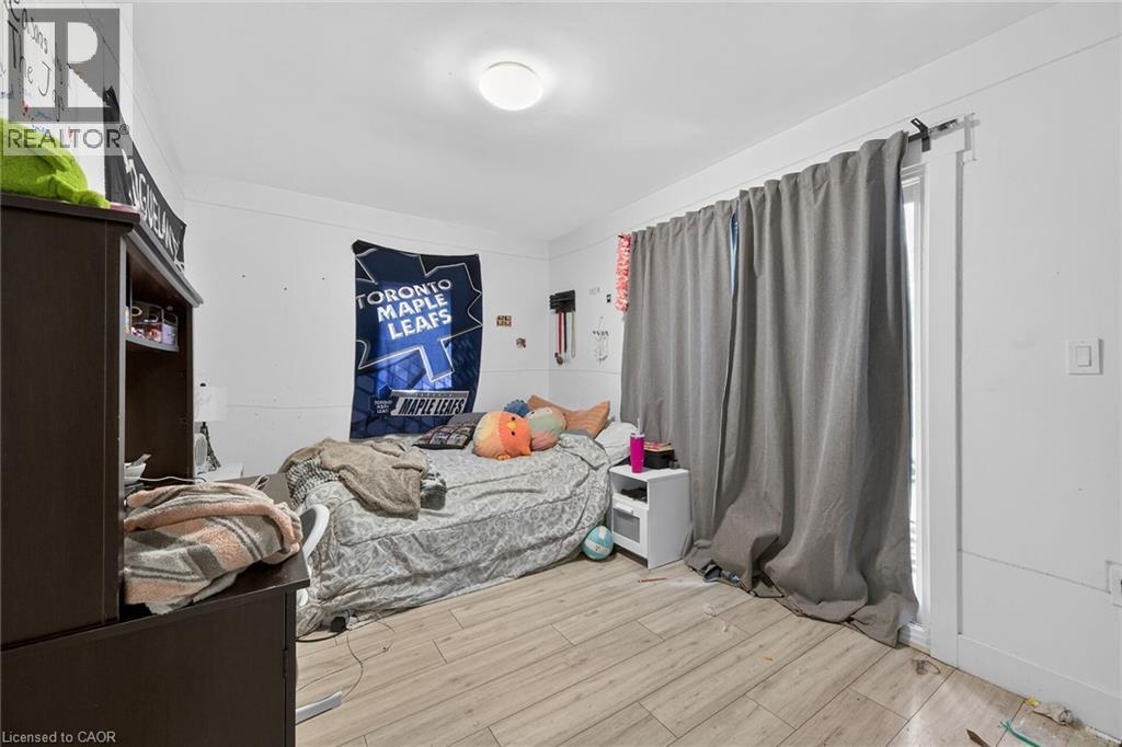 27 Cayuga Street N Property Photo 34