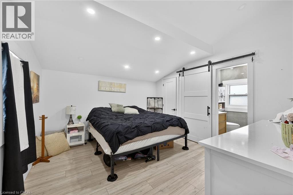 27 Cayuga Street N Property Photo 35